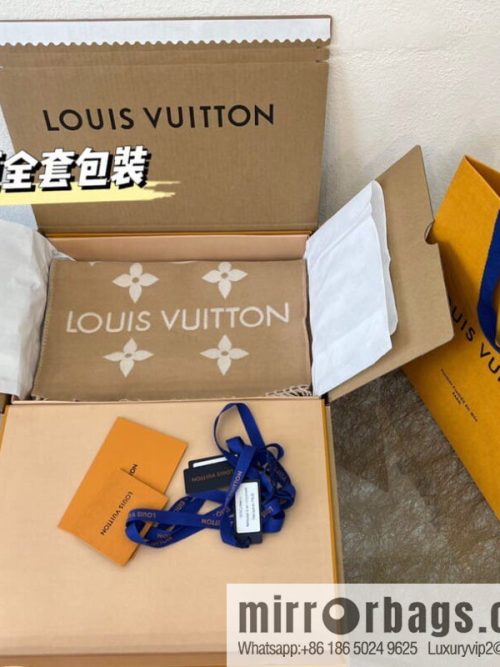 LV Louis Vuitton Essential Letter Focusing Element 100% Wool Scarf