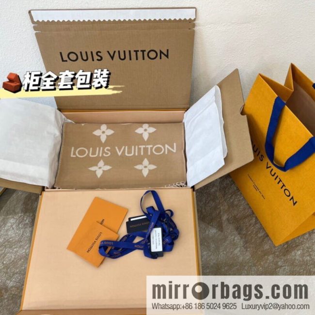LV Louis Vuitton Essential Letter Focusing Element 100% Wool Scarf