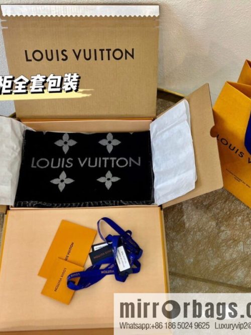 LV Louis Vuitton Essential Letter Focusing Element 100% Wool Scarf