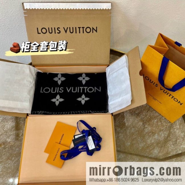 LV Louis Vuitton Essential Letter Focusing Element 100% Wool Scarf