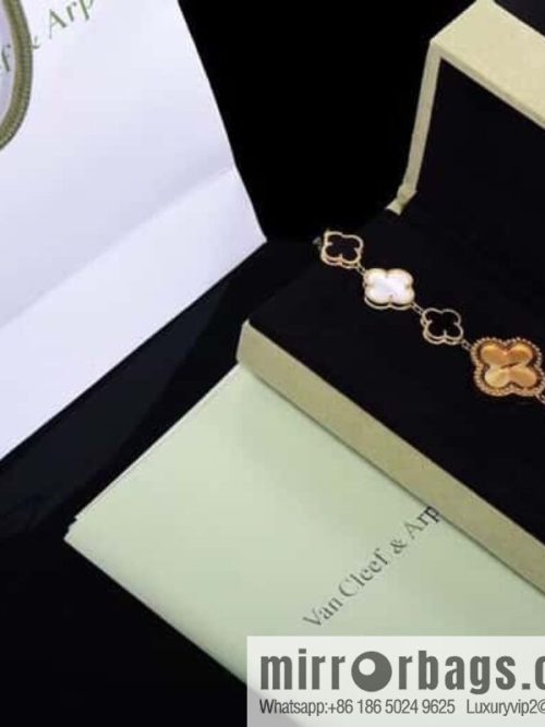 Van Cleef & Arpels -𝐕𝐚𝐧 𝐂𝐥𝐞𝐞𝐟 & 𝐀𝐫𝐩𝐞𝐥𝐬 Alhambra bracelet Swiss quartz watch