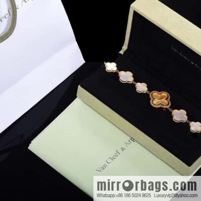 Van Cleef & Arpels -𝐕𝐚𝐧 𝐂𝐥𝐞𝐞𝐟 & 𝐀𝐫𝐩𝐞𝐥𝐬 Alhambra bracelet Swiss quartz watch