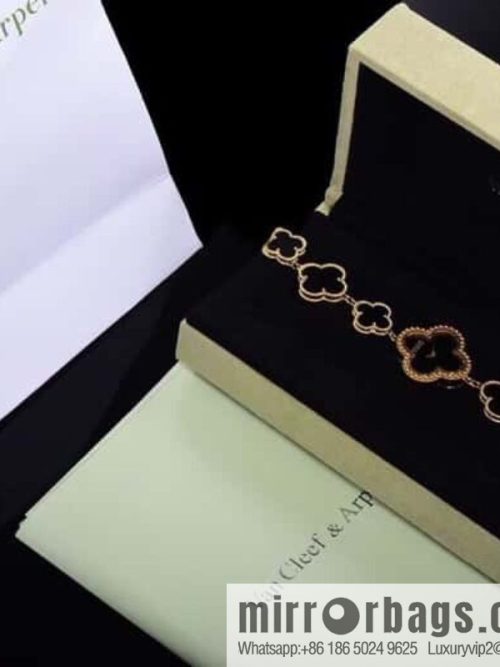 Van Cleef & Arpels -𝐕𝐚𝐧 𝐂𝐥𝐞𝐞𝐟 & 𝐀𝐫𝐩𝐞𝐥𝐬 Alhambra bracelet Swiss quartz watch