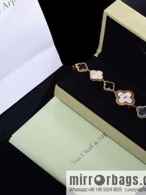 Van Cleef & Arpels -𝐕𝐚𝐧 𝐂𝐥𝐞𝐞𝐟 & 𝐀𝐫𝐩𝐞𝐥𝐬 Alhambra bracelet Swiss quartz watch