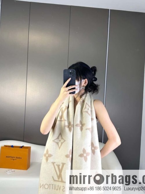 LV 𝑹𝒆𝒚𝒌𝒋𝒂𝒗𝒊𝒌 Double Sided Cashmere Scarf