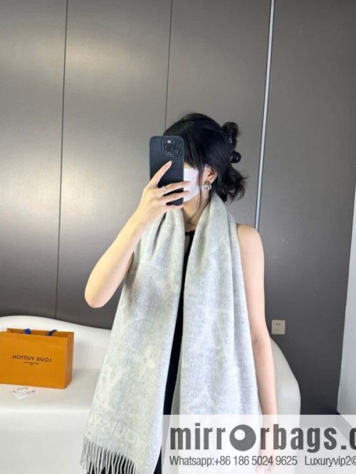 LV 𝑹𝒆𝒚𝒌𝒋𝒂𝒗𝒊𝒌 Double Sided Cashmere Scarf