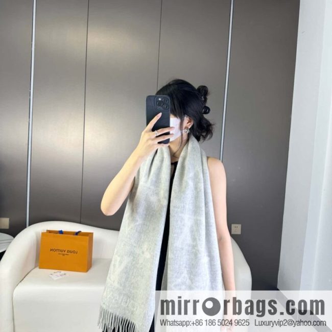 LV 𝑹𝒆𝒚𝒌𝒋𝒂𝒗𝒊𝒌 Double Sided Cashmere Scarf