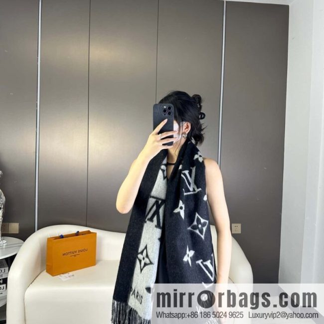 LV 𝑹𝒆𝒚𝒌𝒋𝒂𝒗𝒊𝒌 Double Sided Cashmere Scarf