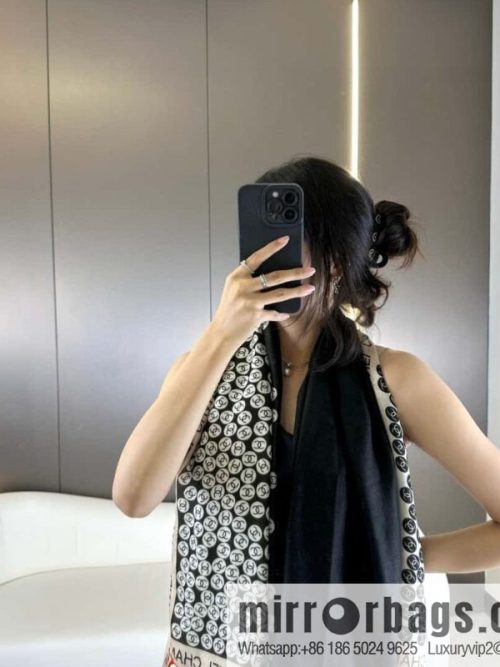 CHANEL \"Vitality Bubble\" cashmere scarf