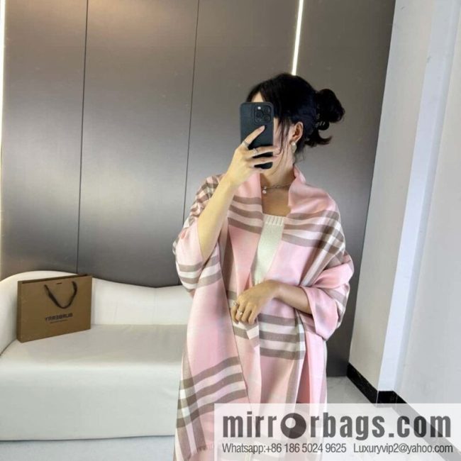 Burberry, the latest classic blend collection, English checked cashmere scarf
