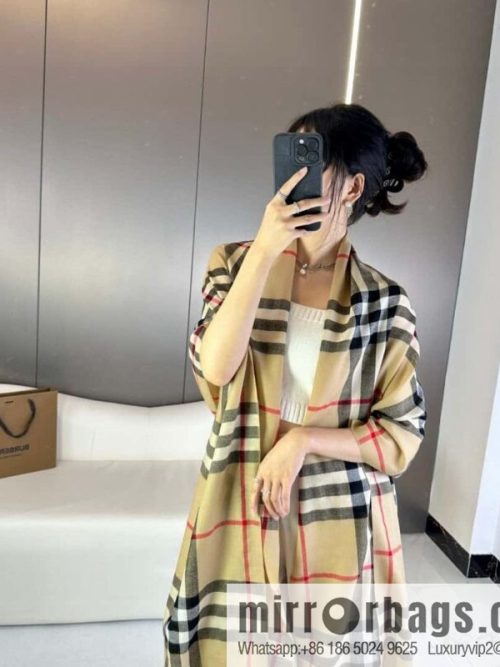 Burberry, the latest classic blend collection, English checked cashmere scarf