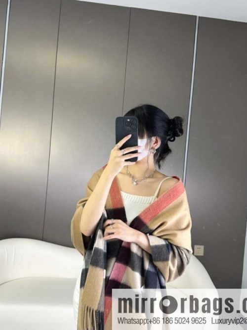 Burberry, classic big plaid shawl
