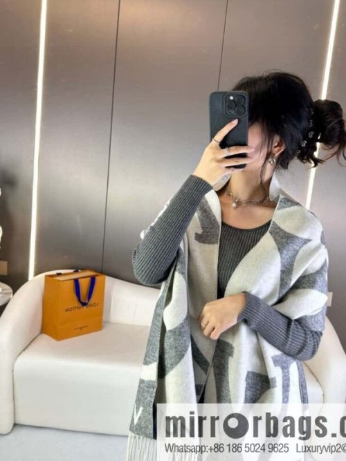 LV 2023 limited edition donkey home L gold thread large pattern shawl