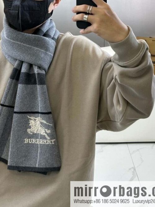 Burberry, classic warhorse plaid, high-end men\'s scarf