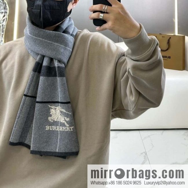 Burberry, classic warhorse plaid, high-end men\'s scarf