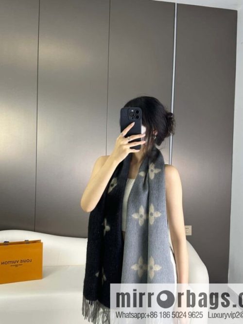 LV 𝑹𝒆𝒚𝒌𝒋𝒂𝒗𝒊𝒌 Double Sided Cashmere Scarf