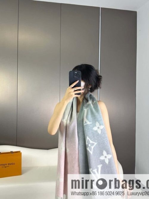 LV 𝑹𝒆𝒚𝒌𝒋𝒂𝒗𝒊𝒌 Double Sided Cashmere Scarf