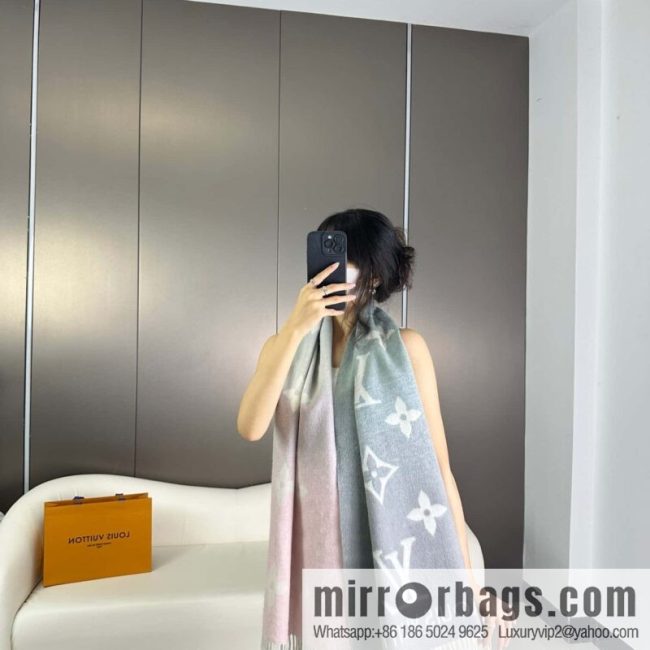 LV 𝑹𝒆𝒚𝒌𝒋𝒂𝒗𝒊𝒌 Double Sided Cashmere Scarf