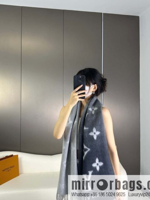 LV 𝑹𝒆𝒚𝒌𝒋𝒂𝒗𝒊𝒌 Double Sided Cashmere Scarf