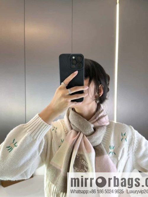 Burberry Burberry will push away the new model in 2023, the new standard of war horse, and the cashmere scarf.