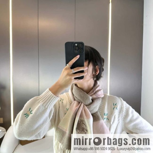Burberry Burberry will push away the new model in 2023, the new standard of war horse, and the cashmere scarf.