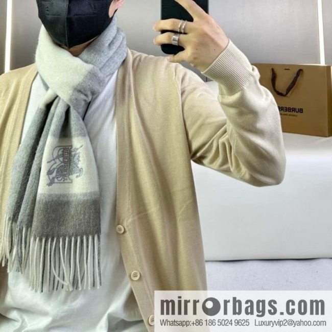 Burberry Burberry will push away the new model in 2023, the new standard of war horse, and the cashmere scarf.