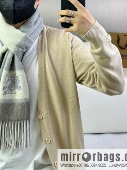 Burberry Burberry will push away the new model in 2023, the new standard of war horse, and the cashmere scarf.