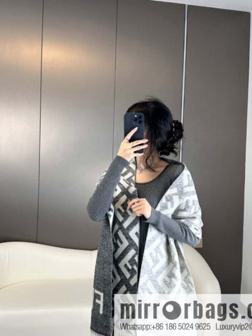 FENDI\'s latest [Roma] series, cashmere scarf