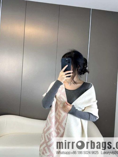 FENDI\'s latest [Roma] series, cashmere scarf