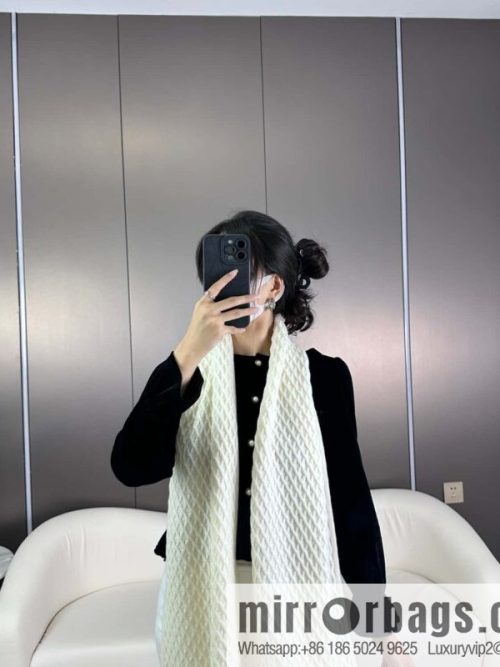 CHANEL New Chanel new product, rhombus logo scarf.