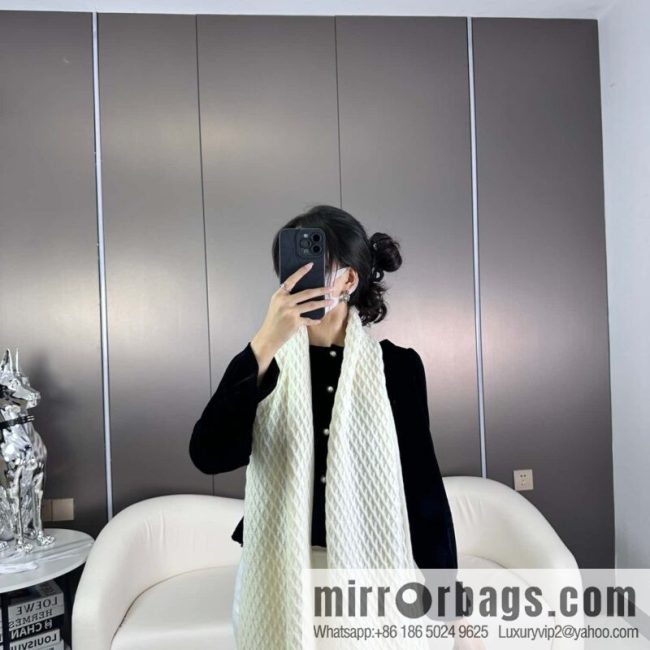 CHANEL New Chanel new product, rhombus logo scarf.