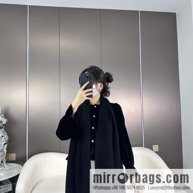 CHANEL New Chanel new product, rhombus logo scarf.