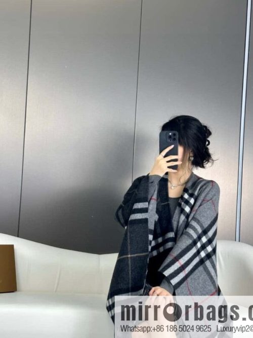Burberry, the latest contrasting plaid jacquard cape