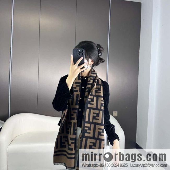 FENDI 2023 latest model, gold and silver thread, wool silk knitted scarf.