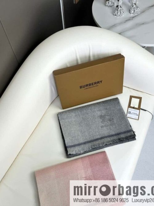 Burberry, counter-synced men\'s and women\'s cashmere scarves
