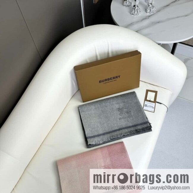 Burberry, counter-synced men\'s and women\'s cashmere scarves