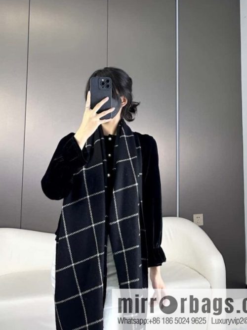 CHANEL autumn and winter new products · cashmere shrink scarf