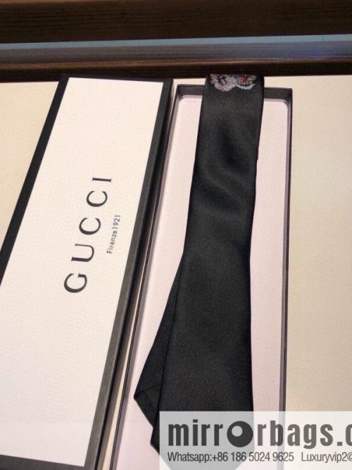 GUCCI Gucci tiger pattern silk tie