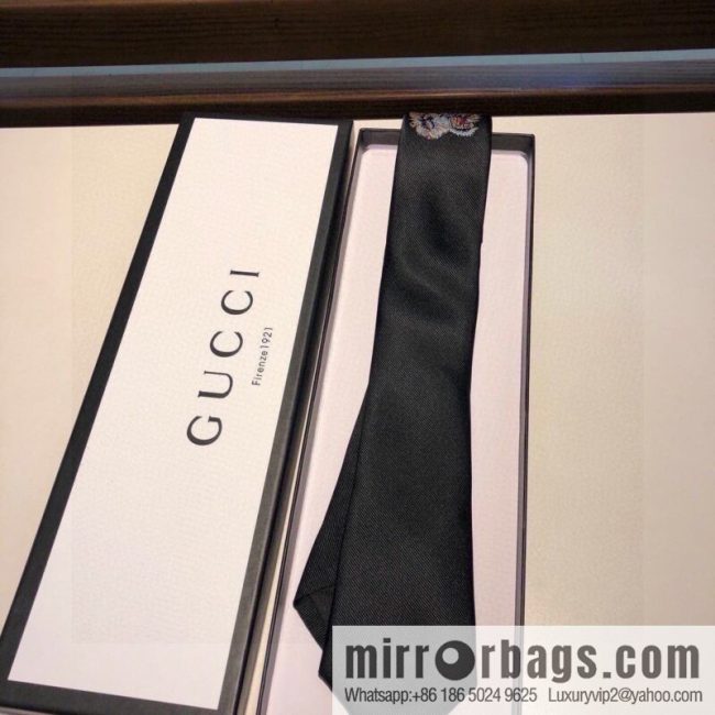 GUCCI Gucci tiger pattern silk tie