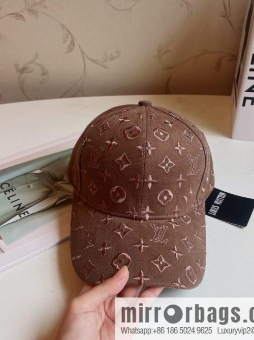 LV Louis Vuitton\'s new unisex baseball cap