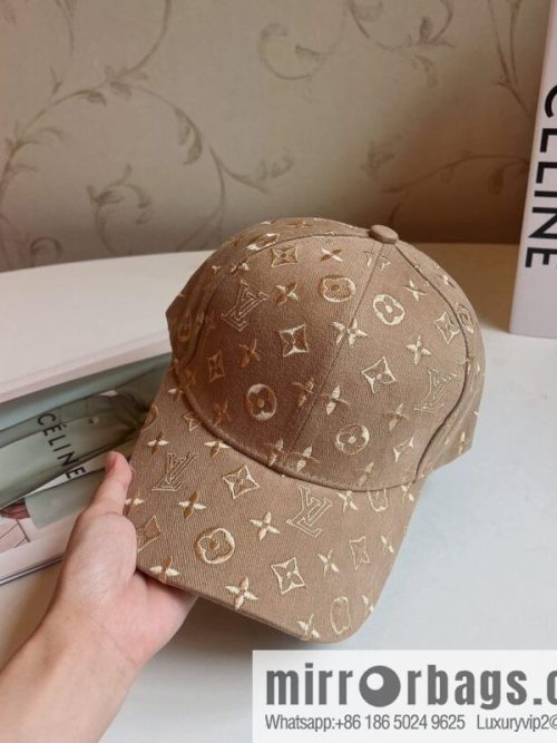 LV Louis Vuitton\'s new unisex baseball cap