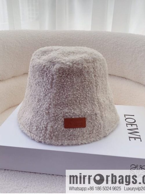 LOEWE Luo Yiwei 2022 autumn and winter new lamb wool bucket hat