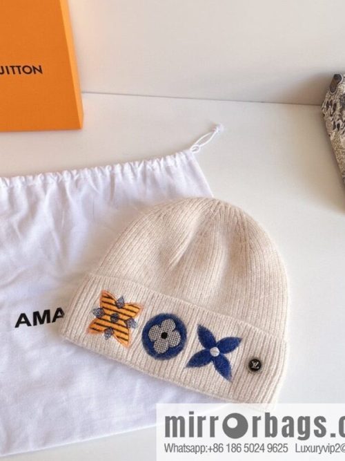 LV Louis Vuitton 2022 autumn and winter new embroidered simple plush wool hat