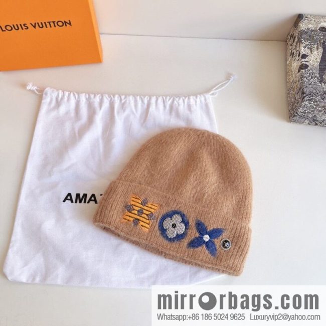 LV Louis Vuitton 2022 autumn and winter new embroidered simple plush wool hat