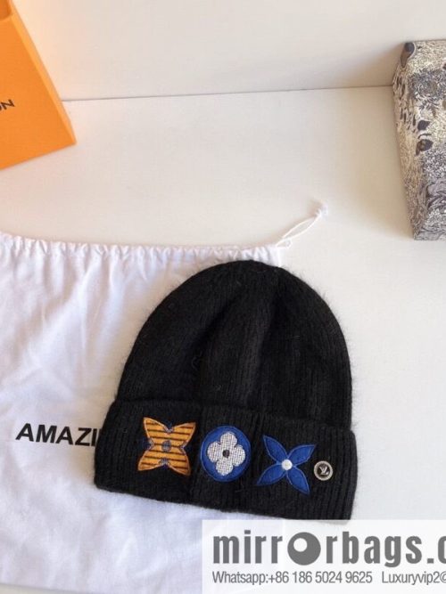 LV Louis Vuitton 2022 autumn and winter new embroidered simple plush wool hat