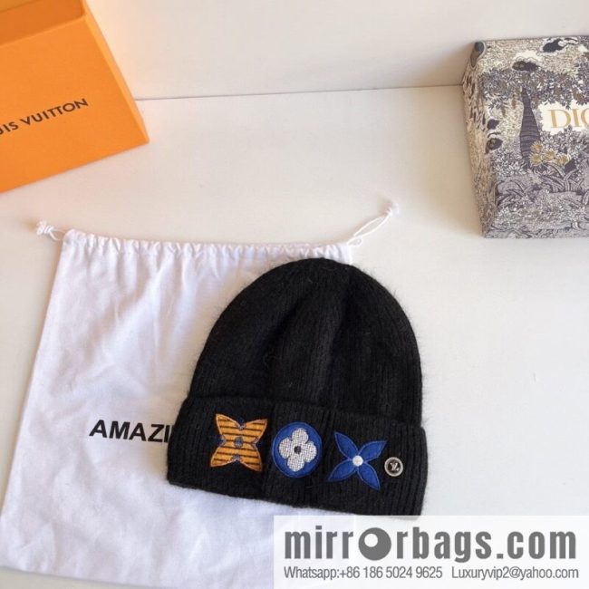 LV Louis Vuitton 2022 autumn and winter new embroidered simple plush wool hat