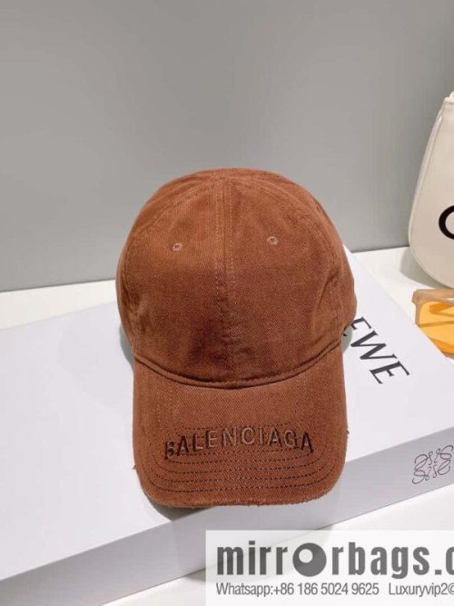 Balenciaga\'s new embroidered versatile baseball cap