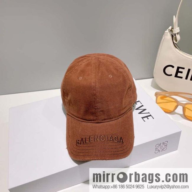 Balenciaga\'s new embroidered versatile baseball cap