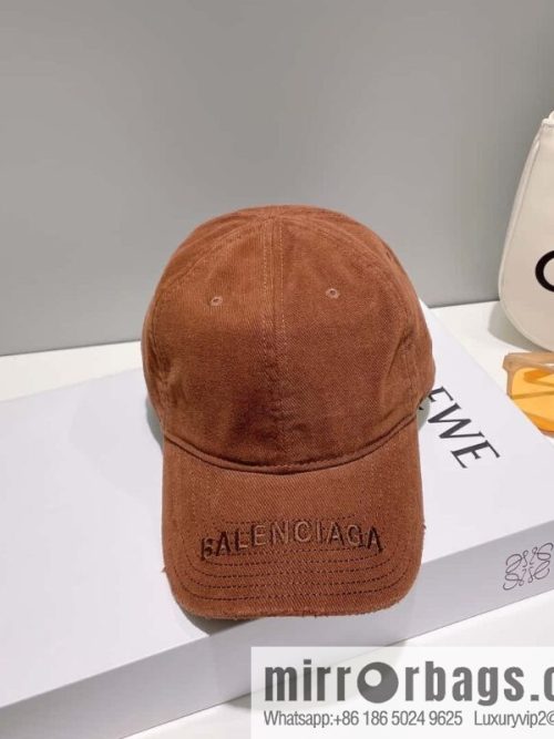 Balenciaga\'s new embroidered versatile baseball cap