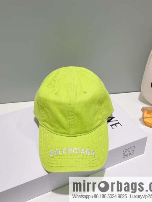 Balenciaga\'s new embroidered versatile baseball cap